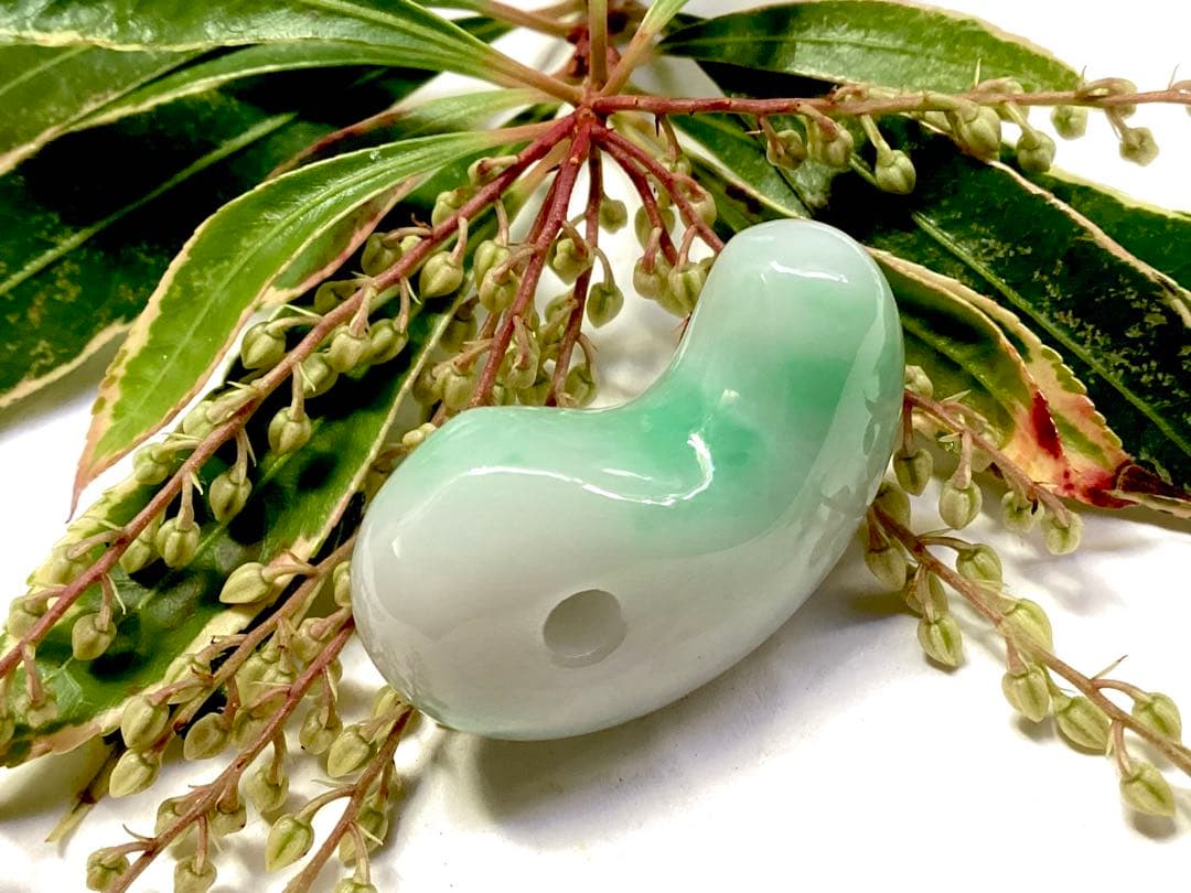 ✳ premiumシリーズ 本物の糸魚川翡翠　開運*摩訶不思議な勾玉　鑑別書付を