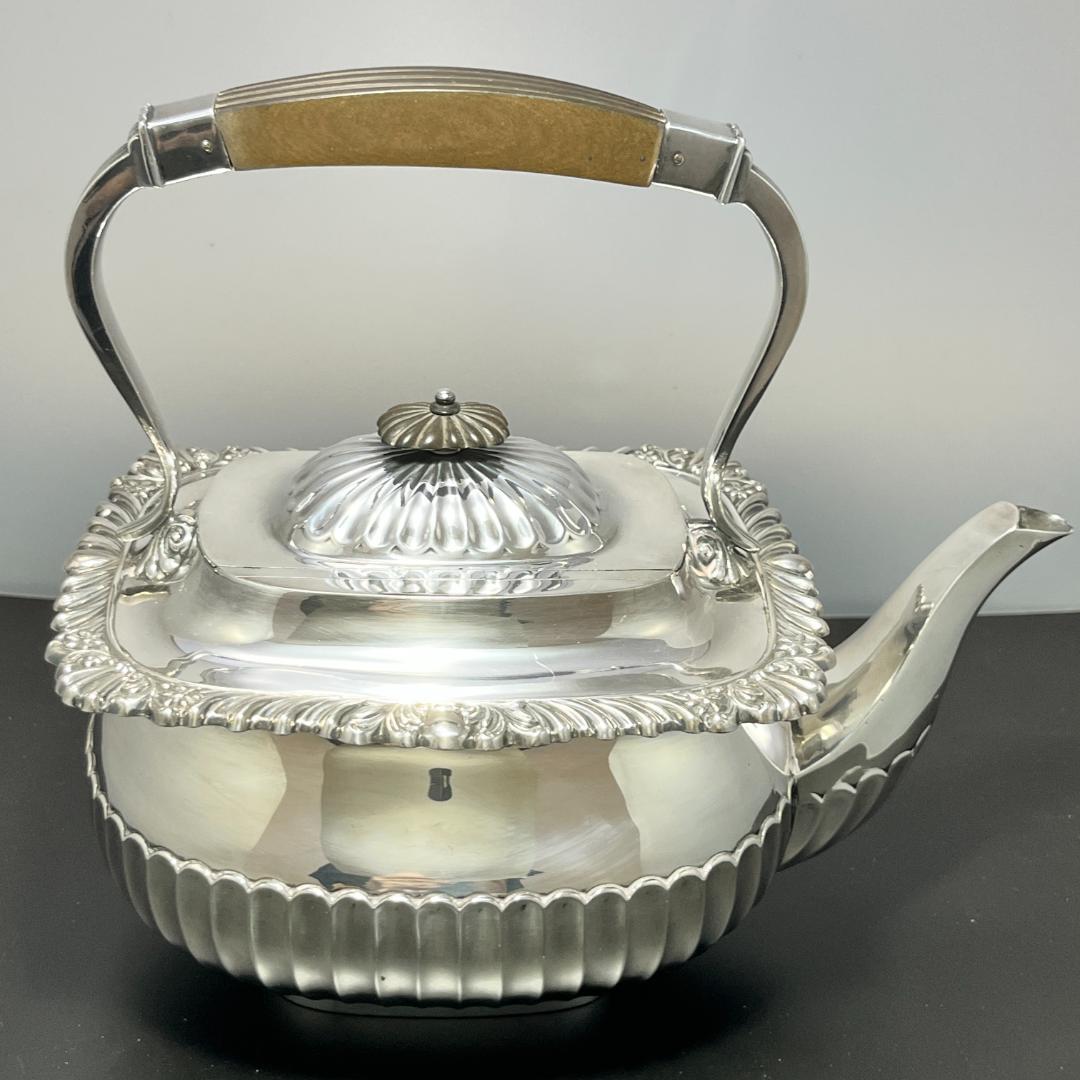 【英国】ビクトリアンのティーケトル 【シルバープレート】 バナー/スタンド