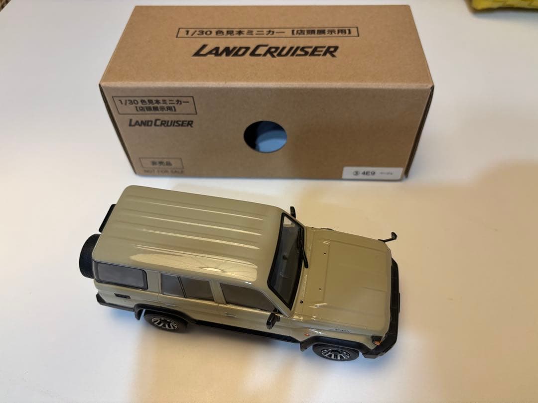 非売品　ランドクルーザー ベージュ　ミニカー