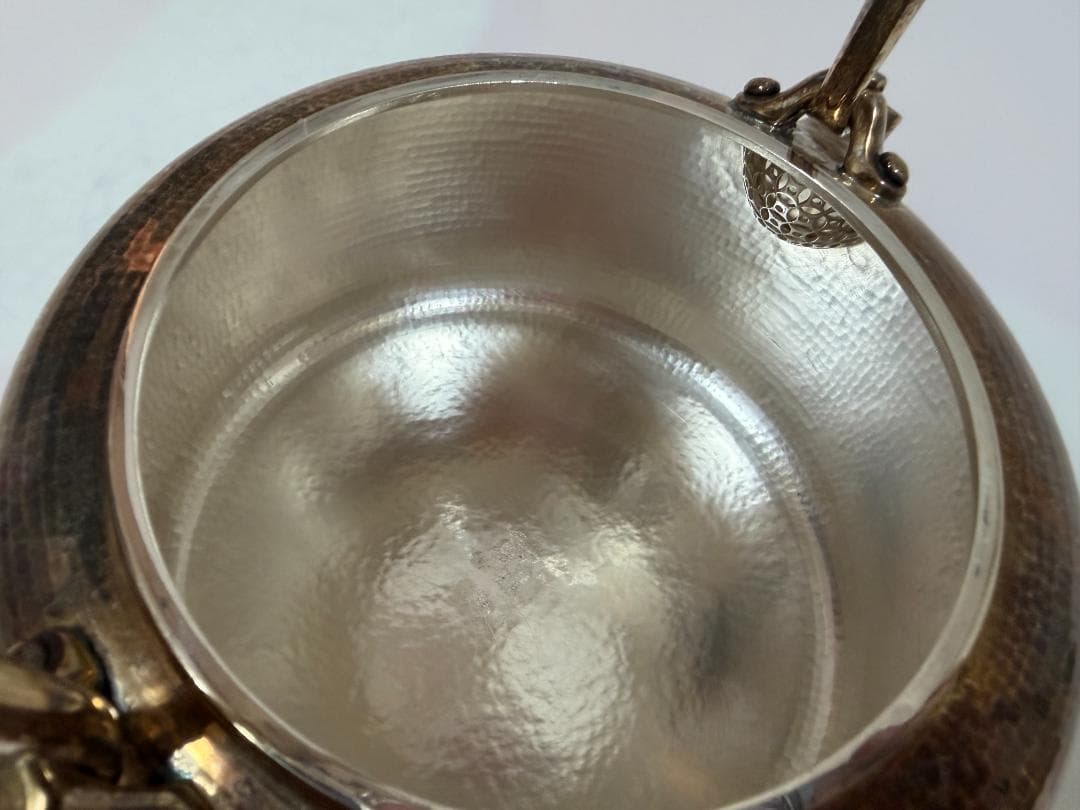 純銀製 丸形 赤玉摘み 鎚目紋 湯沸 銀瓶 煎茶道具 重637ｇ