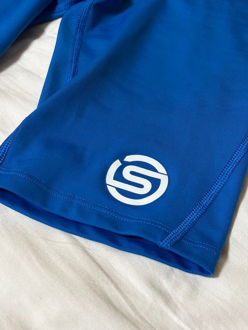 【新品・未使用】SKINS 着圧　コンプレッションウェア　ハーフタイツ