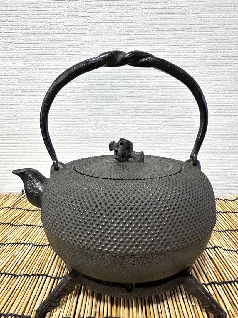 未使用品、供箱、栞、タグ付　南部岩鋳造　１８型姥口アラレ　南部鉄瓶　南部鉄器