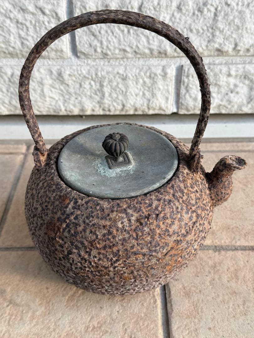 鉄製茶色丸型鉄瓶 取っ手付き