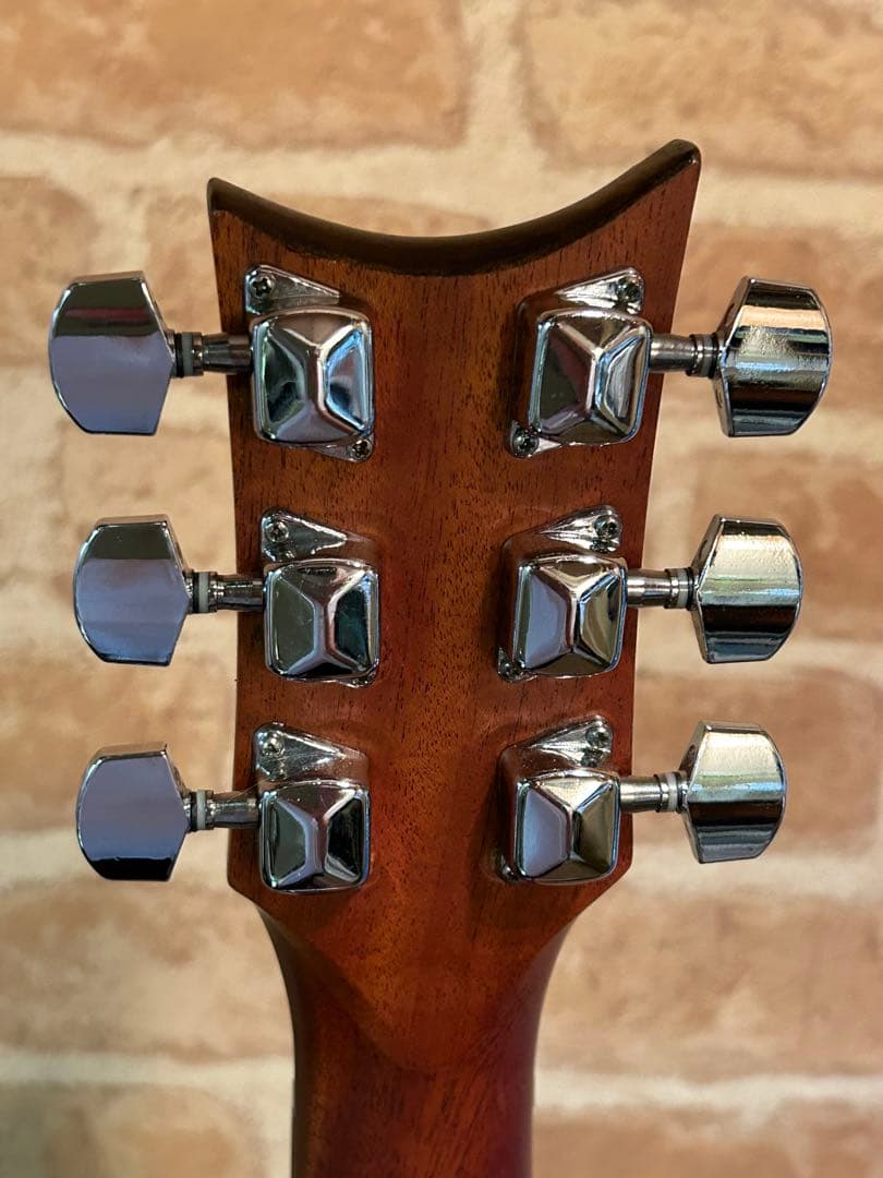 琥珀色サンバーストのアコースティックギター