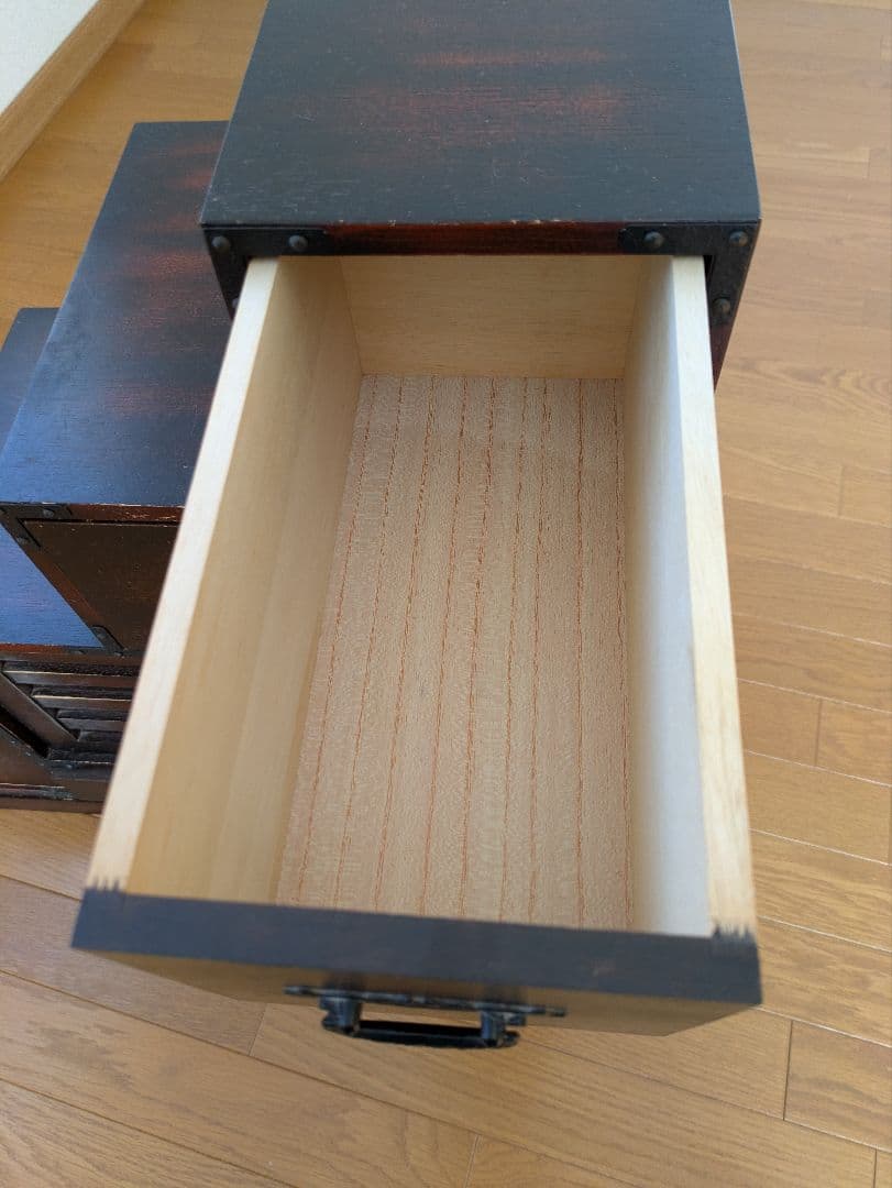 2/3迄の出品です。木製階段型箪笥 6引き出し