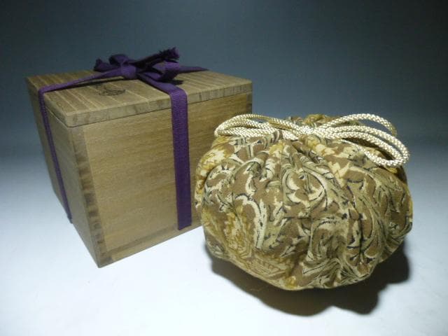 楽吉左衛門　十一代　慶入　鶴ノ画赤茶碗／共箱／楽吉左衛門十三代　惺入極め箱／仕覆