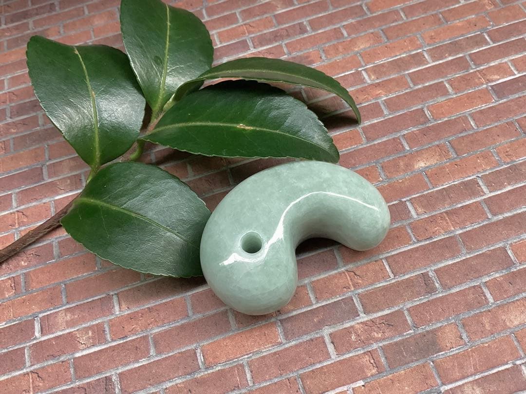 ✳通常50万円以上します‼️特大*糸魚川翡翠勾玉　身近に守護石*御守りに　鑑別書付