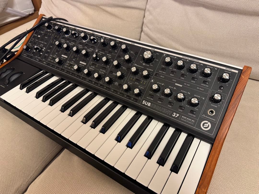 moog SUBSEQUENT37 アナログシンセサイザー