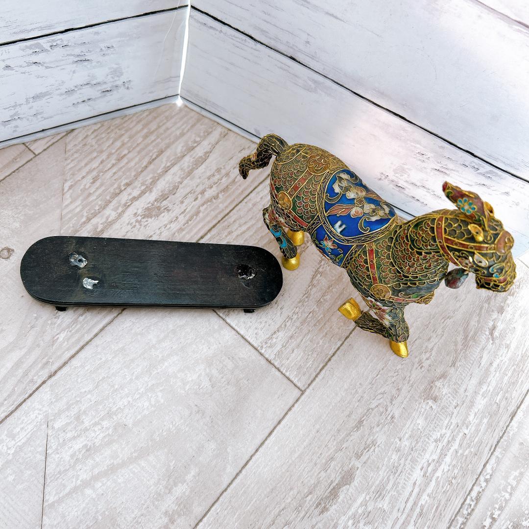 七宝焼　馬の置物　台付き　時代物　中国　繊細　首元装飾