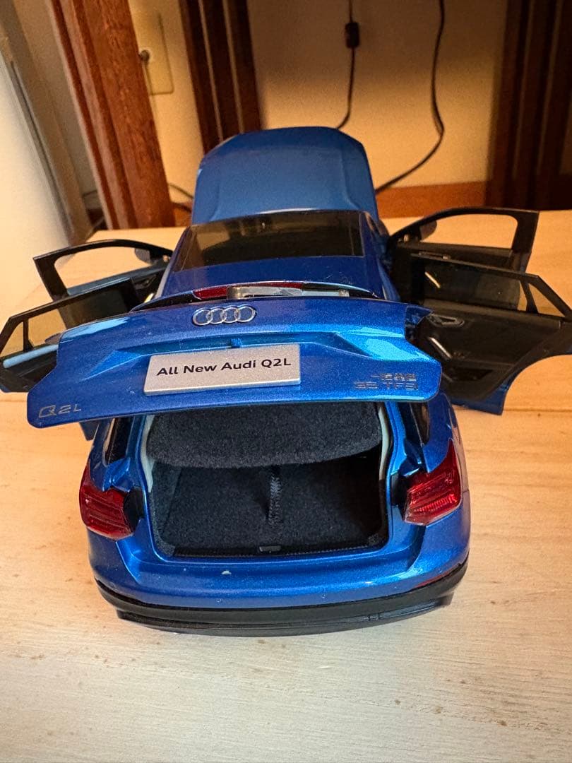 超美品❗️全開閉　希少Audi Q2L ミニカー 青色1/18