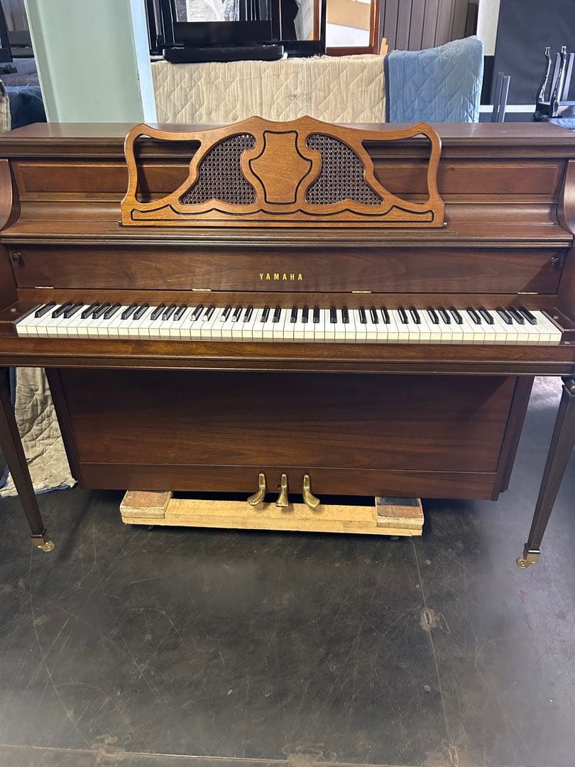 Yamaha アップライトピアノ 装飾付き