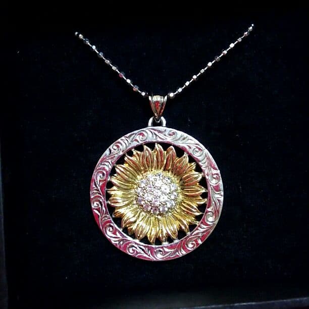 プリバレル ひまわり ネックレス 上地雄輔