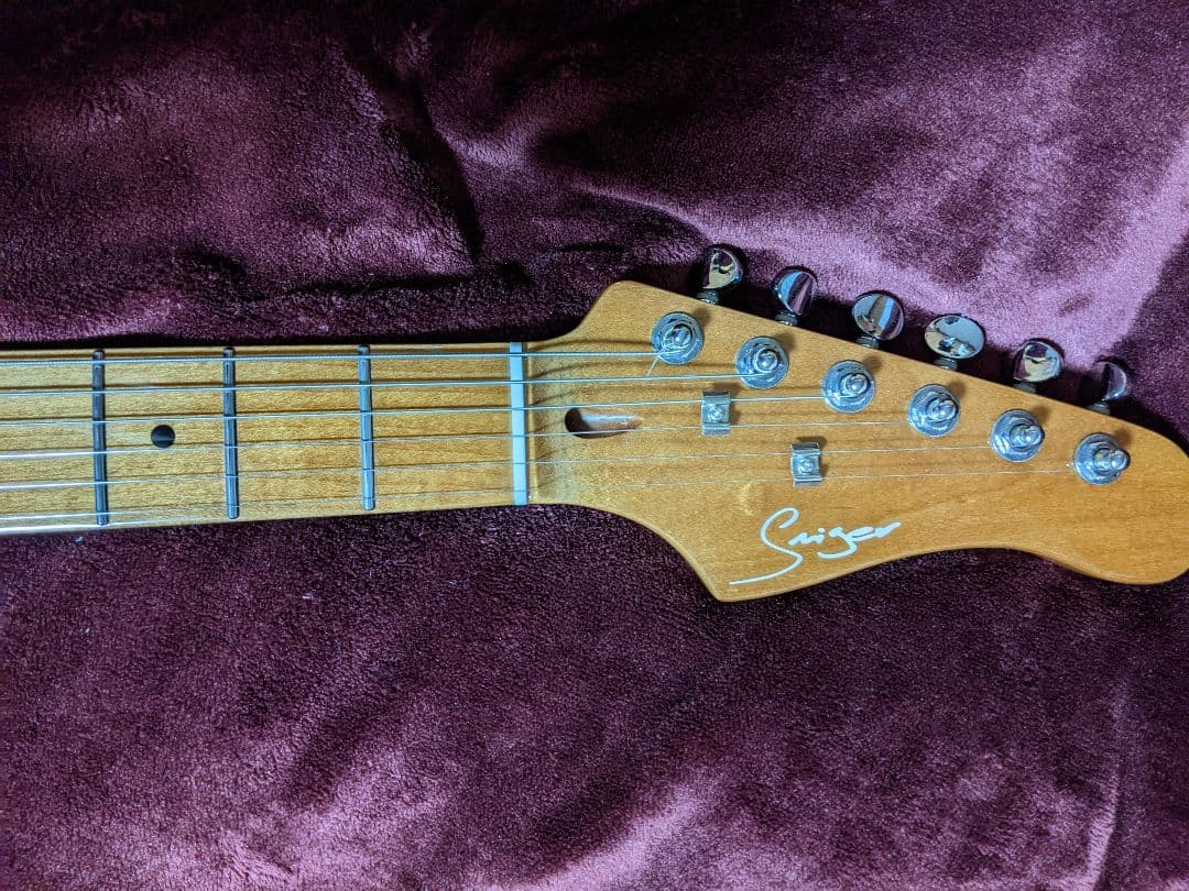 高品質アルダー材とローステッドメイプルネックを採用したプロ仕様のスマートギター