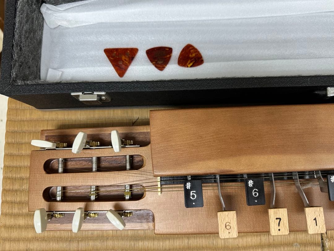 【木製琴 ハードケース付き】　お琴　弦楽器　音楽　三味線　日本伝統