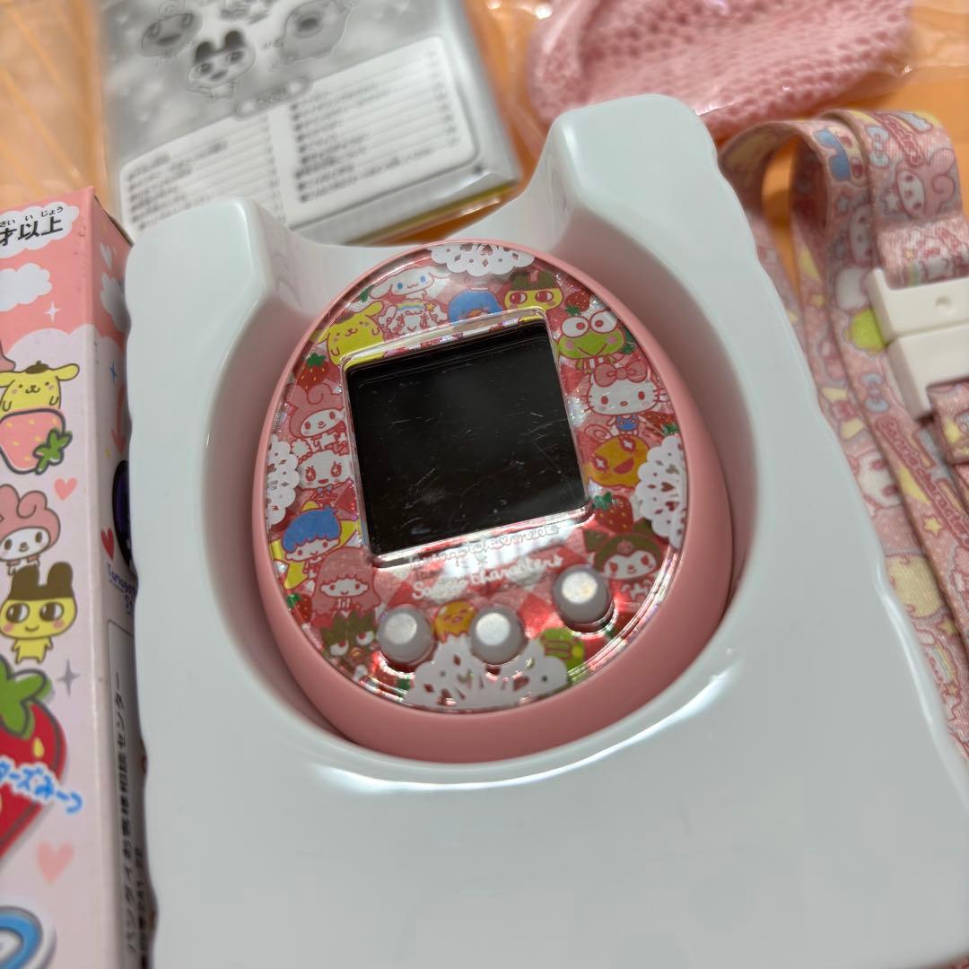 【美品】たまごっちみーつ サンリオ　ピンク ケース、　ストラップ付き