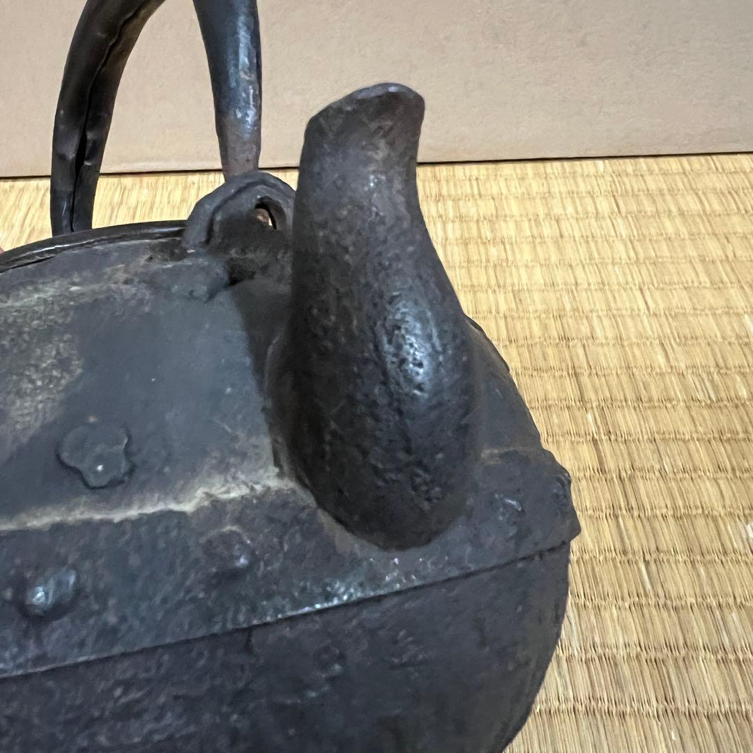 龍文堂名人 大國寿朗 造 胴在銘 漢詩梅花地紋 小振り 鉄瓶 唐銅蓋 煎茶道具