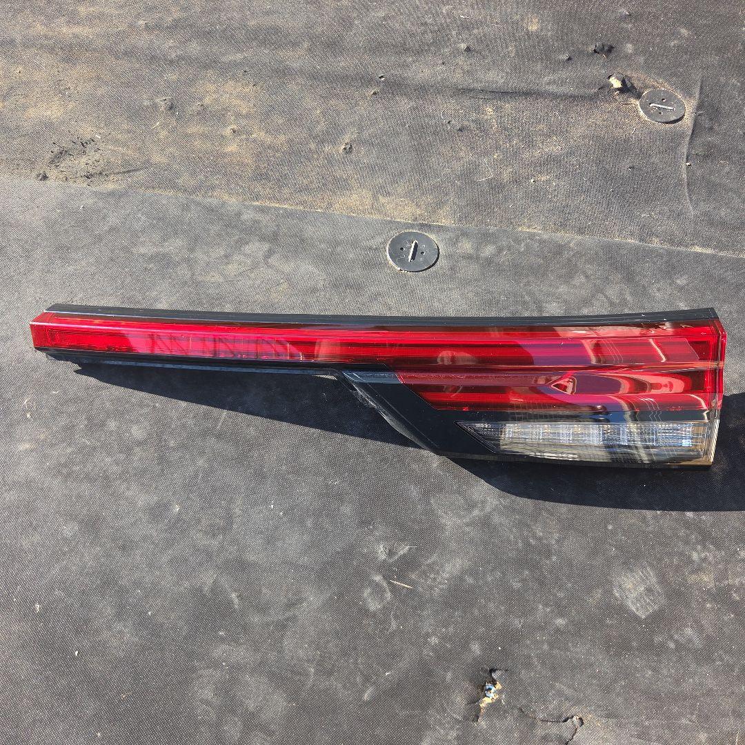 日産純正　オーラ右側テールランプ(テールゲート側) 26550-6XL5A