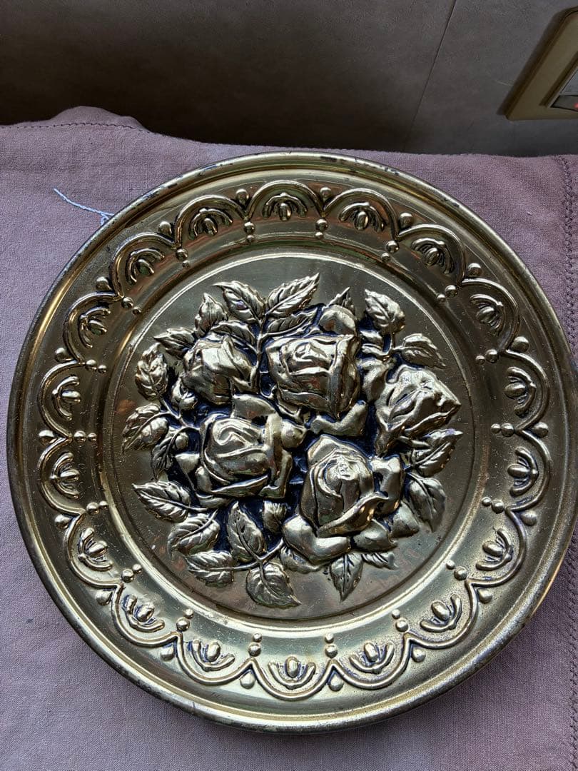 イギリス　アンティーク　真鍮　飾り皿　ビクトリアン　薔薇柄　バラ　100年
