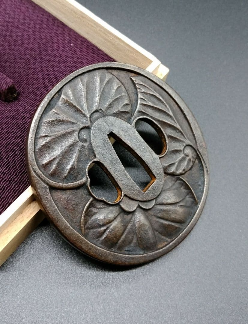 徳川幕府 将軍家 三つ葉葵名家蔵出し 鉄地三つ葉葵紋鍔 鐔 日本刀 刀 刀装具