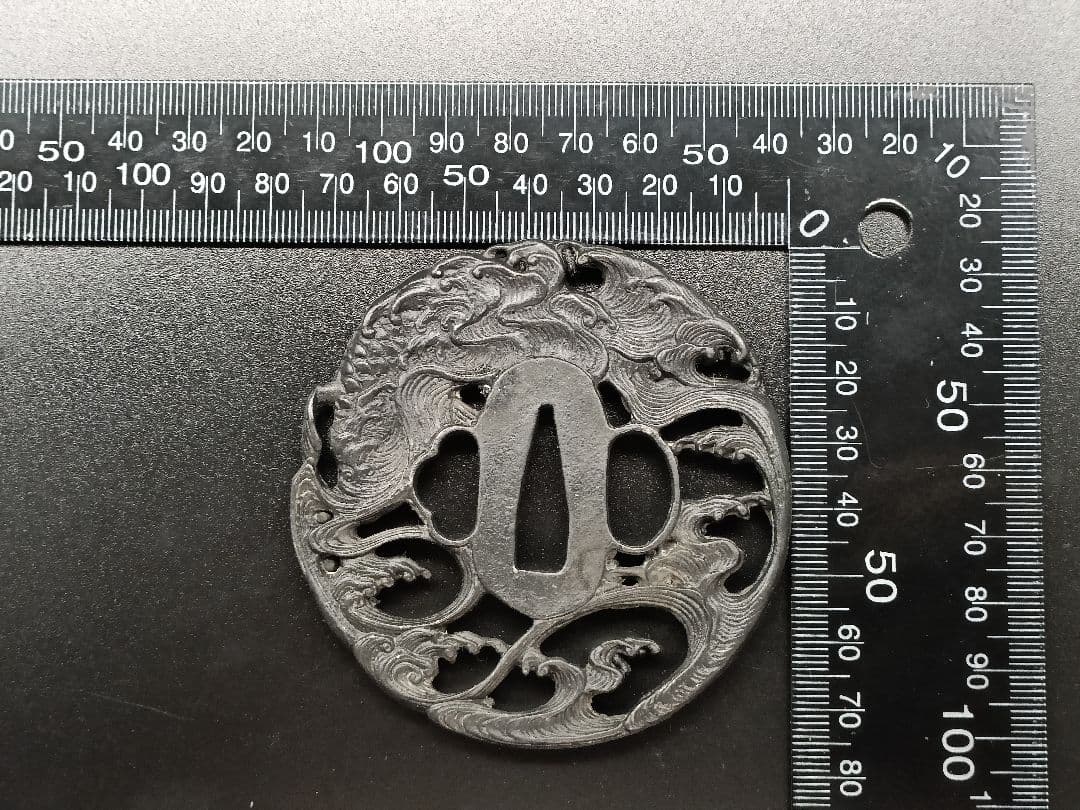 日本刀装具　刀鍔　鯉の図　細工　鍔　刀の鍔　刀鐔　鋼製　刀剣美術　重さ約112G