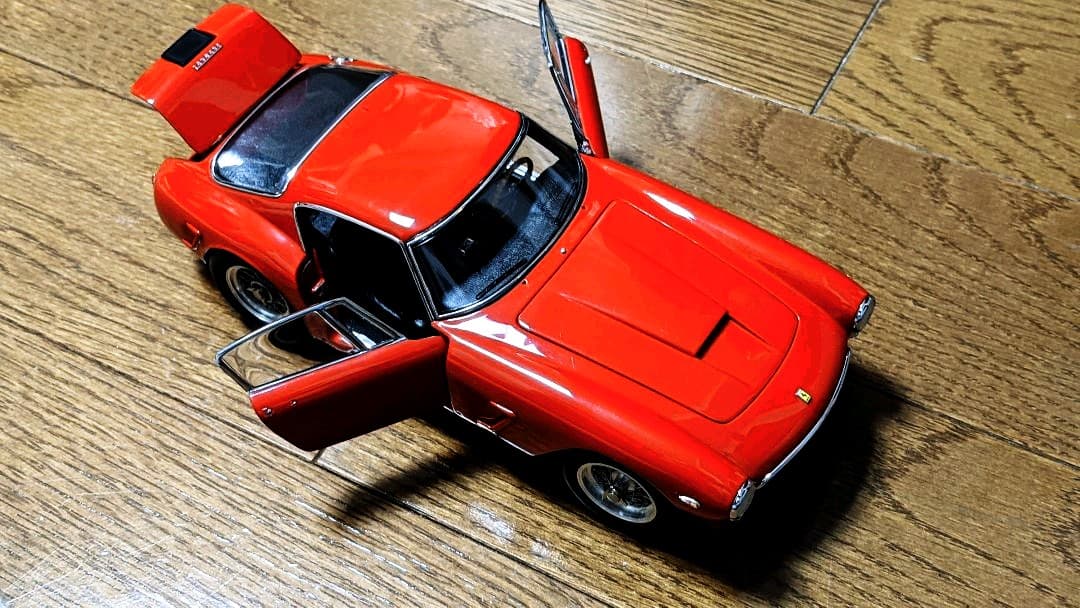 CMC フェラーリ  Ferrari 1961 250GT 1/18  SWB