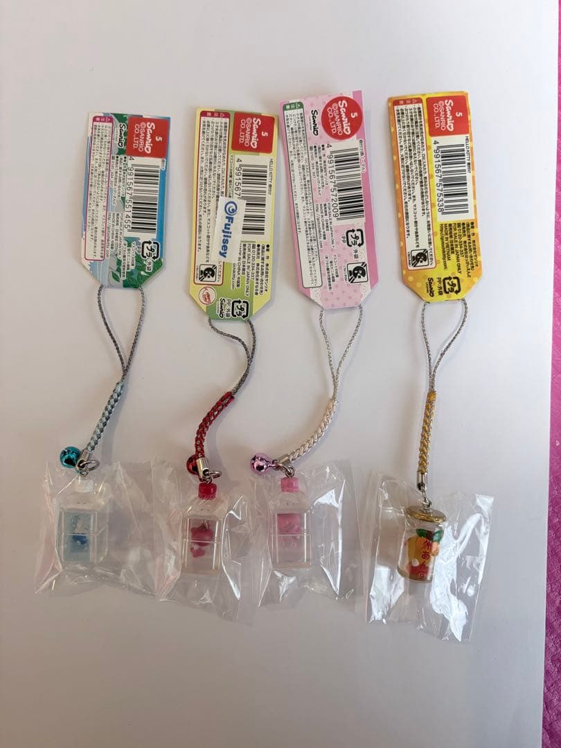 ハローキティ　ご当地　限定　ストラップ 根付　フルーツおまとめ　クリアボトル