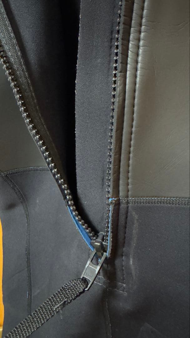 Whitetip ブラック ショートスリーブ ウェットスーツ