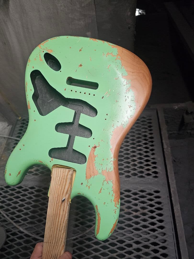 ストラトタイプ　ハードレリック仕様　コンポーネントギター