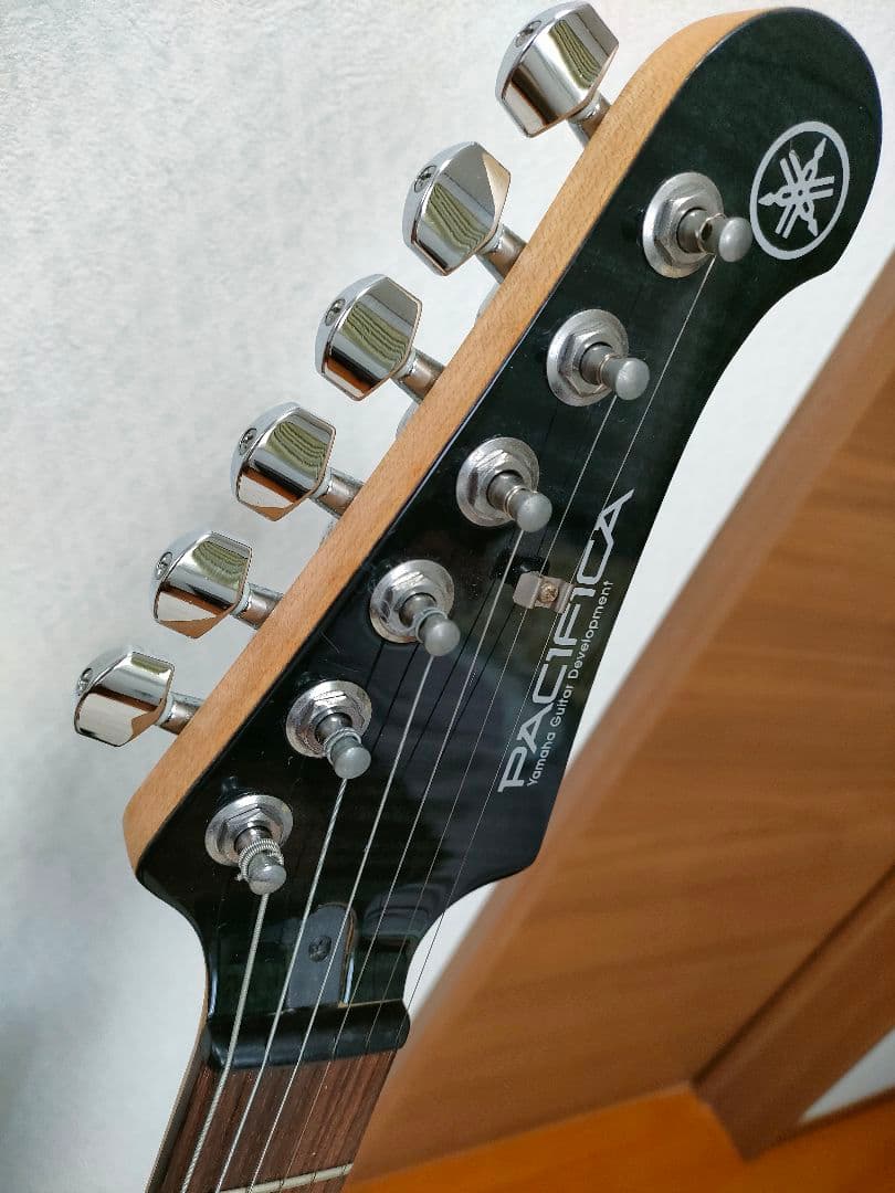 ほぼ新品YAMAHA PACIFICA PAC212VFMブラック（ケース付）