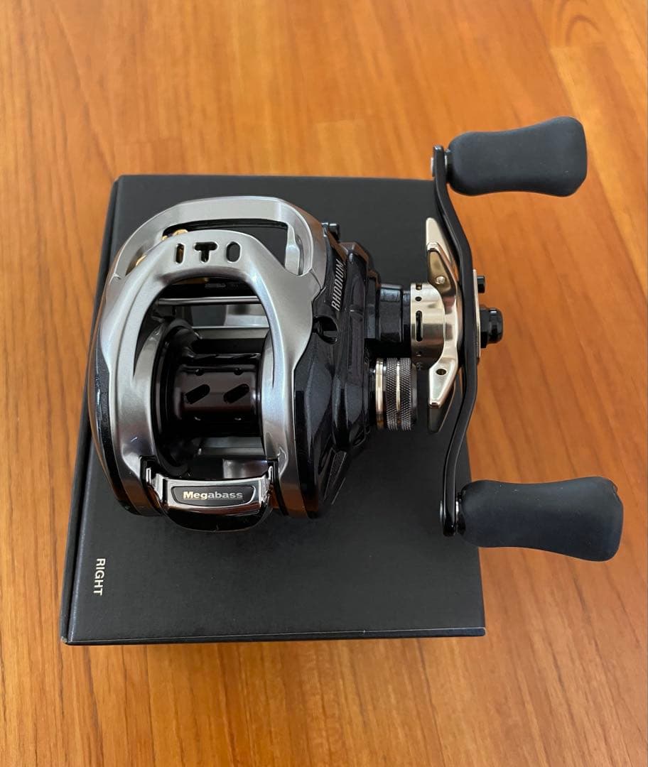 Megabass RHODIUM 63 (右ハンドル)