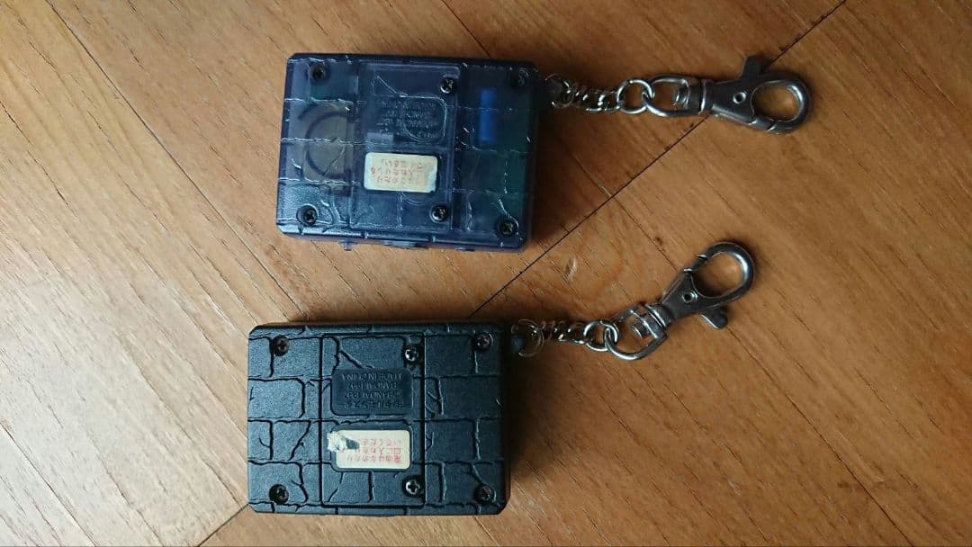 デジタルペット キーチェーン 黒と黄色