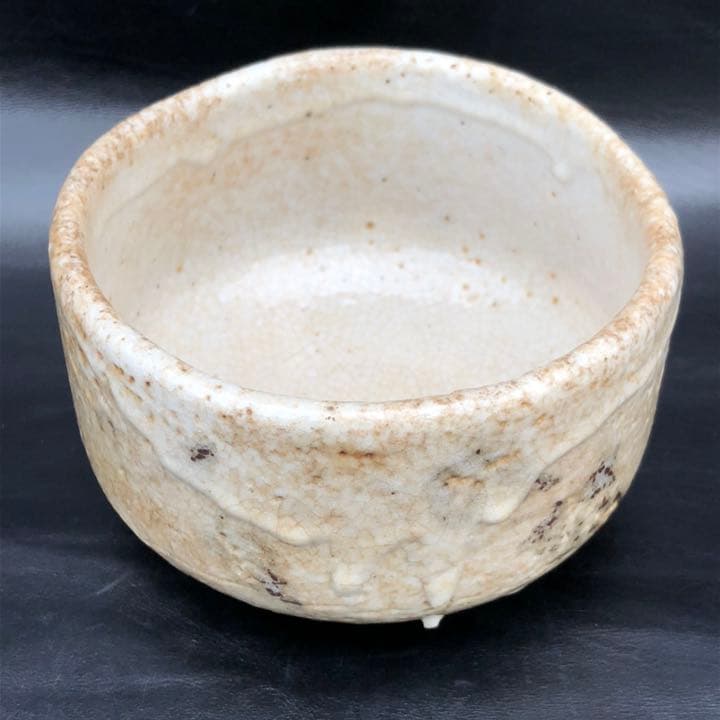 古美術◼️蔵からかなり雰囲気のある釉薬ドロドロの謎の図柄の抹茶茶碗が出て来ました。