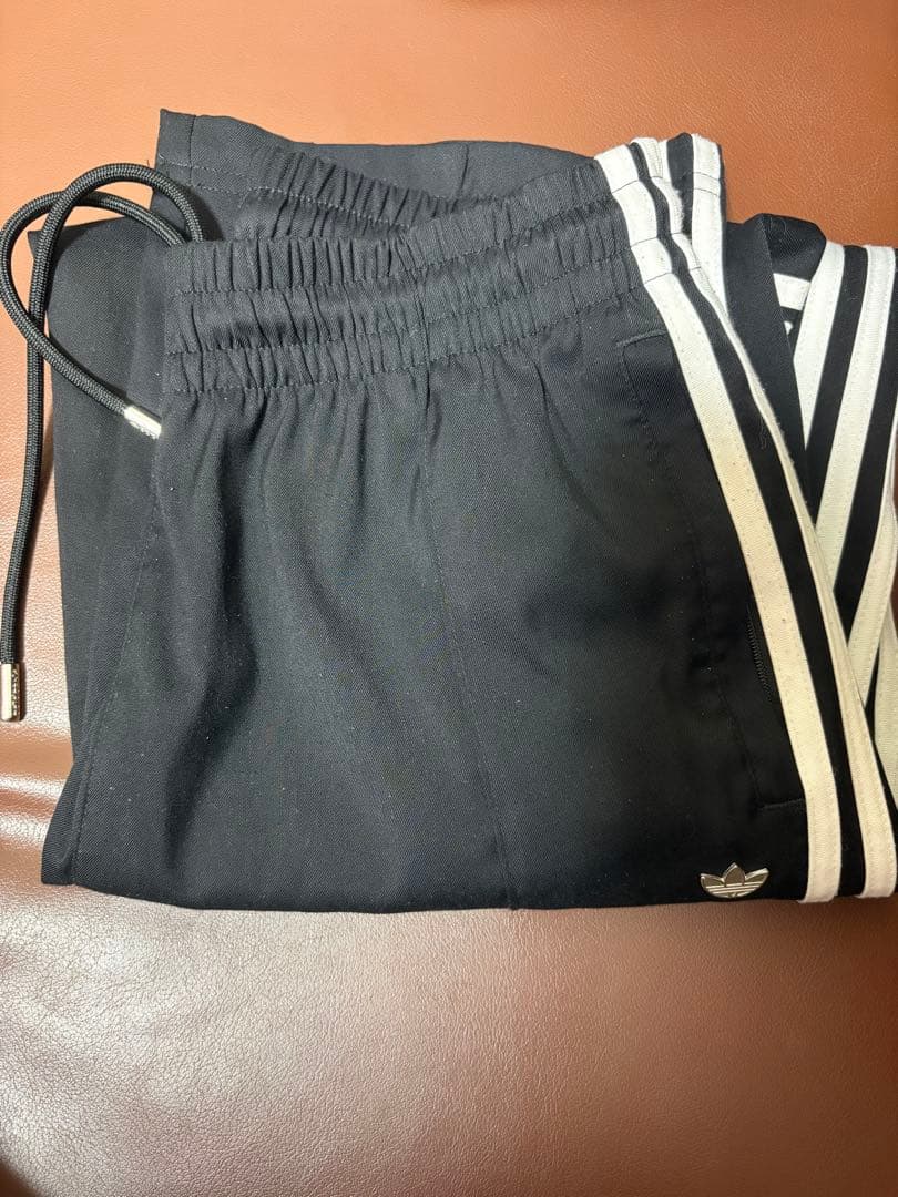 adidas ジャージパンツ 黒 白ストライプ sサイズ