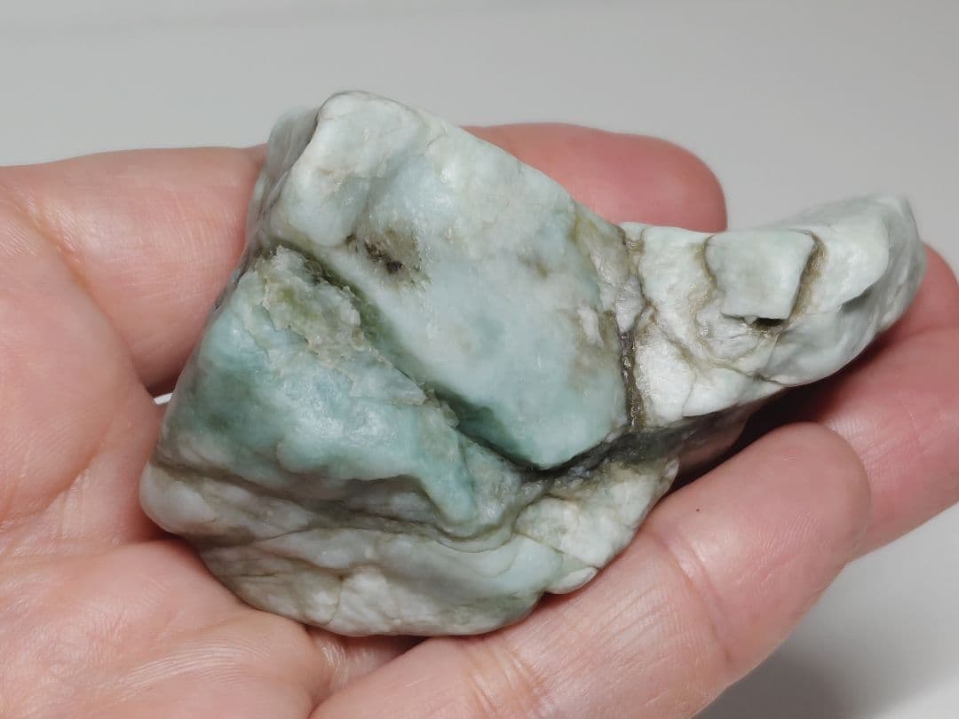 コン沢 136g 翡翠 ヒスイ 原石 鑑賞石 自然石 誕生石 鉱物 鉱石 水石