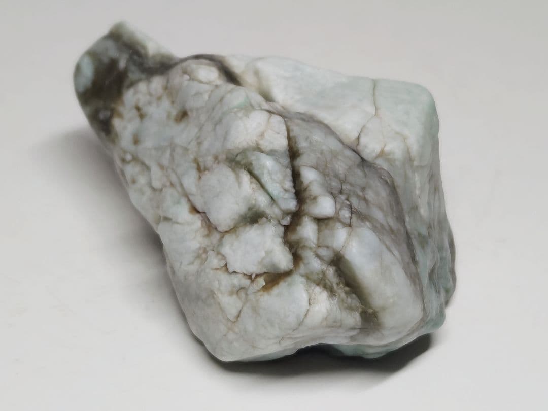 コン沢 136g 翡翠 ヒスイ 原石 鑑賞石 自然石 誕生石 鉱物 鉱石 水石