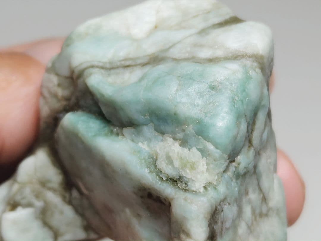 コン沢 136g 翡翠 ヒスイ 原石 鑑賞石 自然石 誕生石 鉱物 鉱石 水石