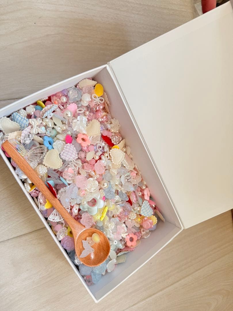 コラージュ素材　パーツ　ビーズ　大容量　処分