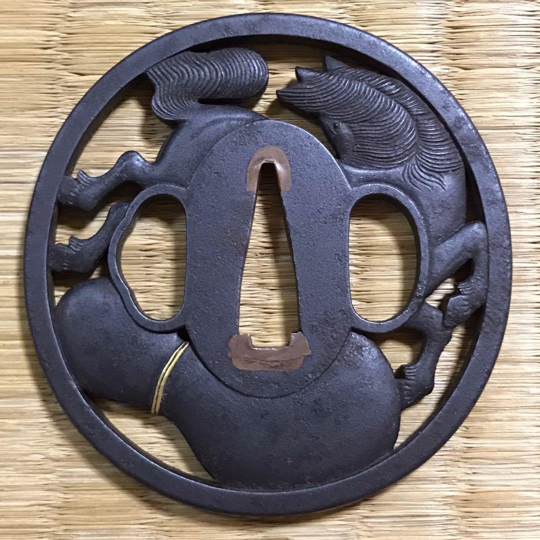 ★時代 /刀剣小道具！『因州住 駿河作』鉄地 瓢箪に馬 透かし 金象嵌 鍔★