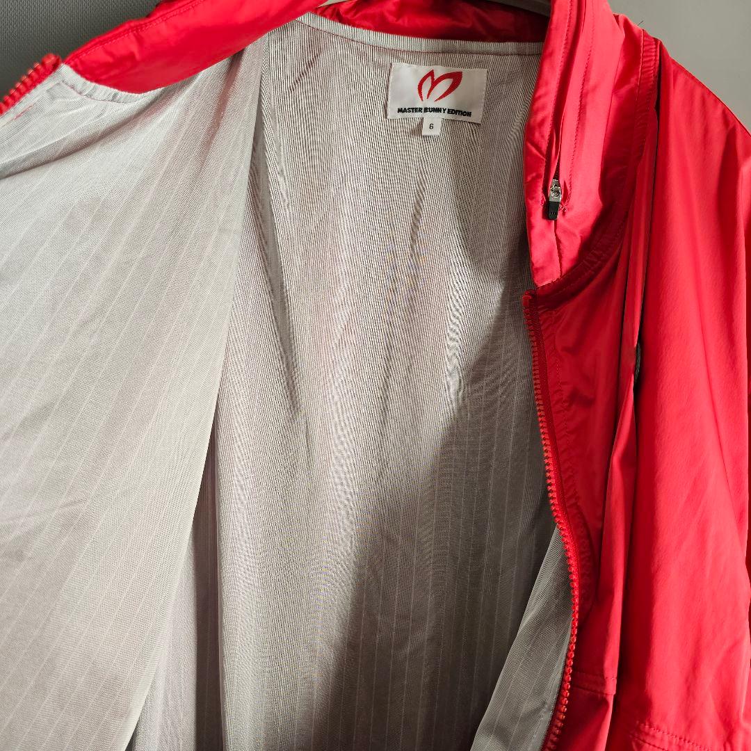 マスターバニーエディション　プライマリスト サテンストレッチブルゾン　赤