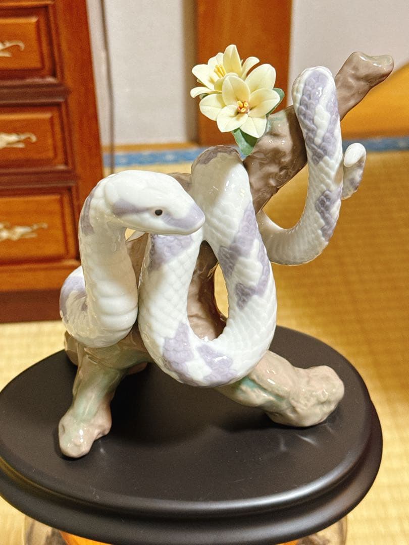 スペインの上品な「リャドロ」製の蛇年の生肖磁器人形の置物