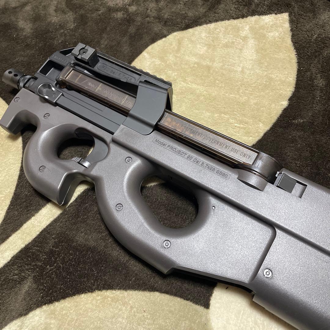 エアガン　東京マルイP90 予備マガジンとバッテリー付き