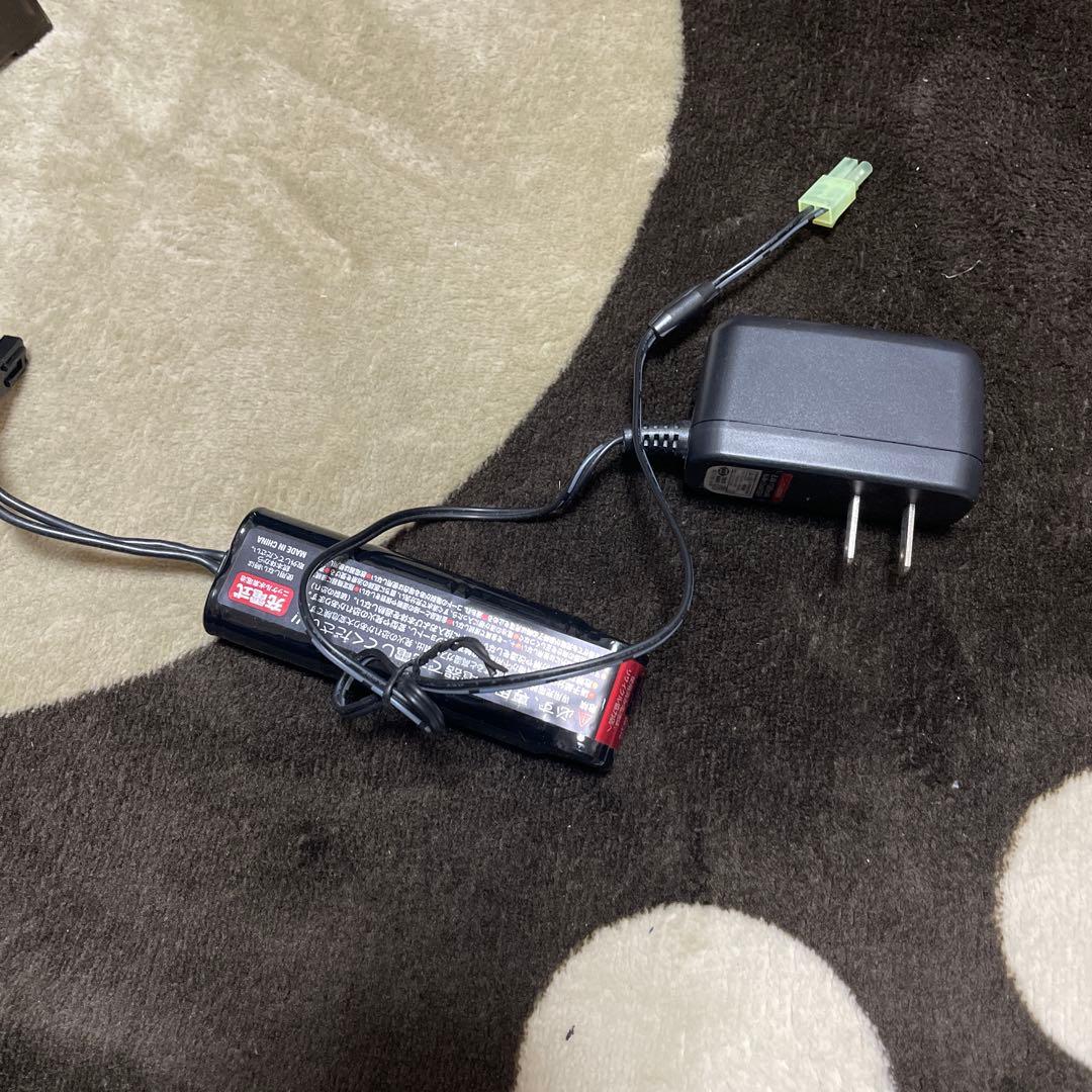 エアガン　東京マルイP90 予備マガジンとバッテリー付き