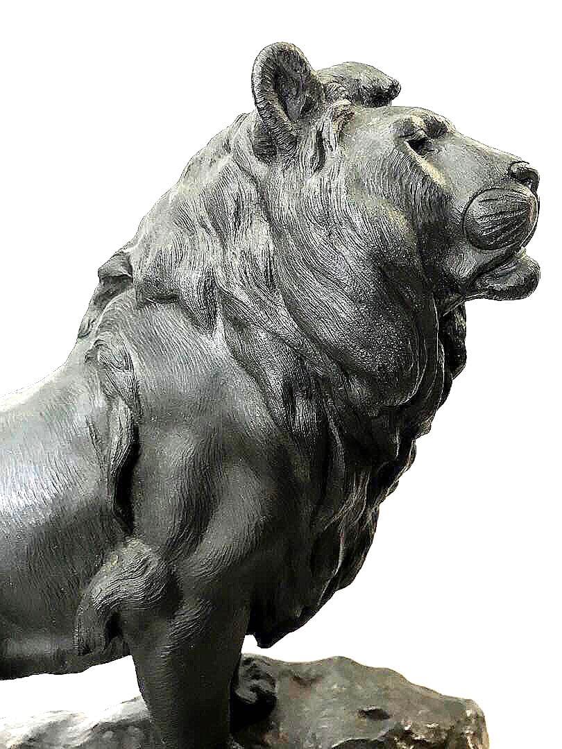 銅製:岩上ライオン置物