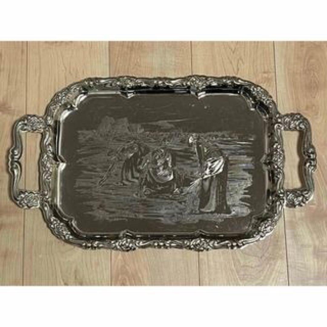 浮彫り装飾の金属製トレイ