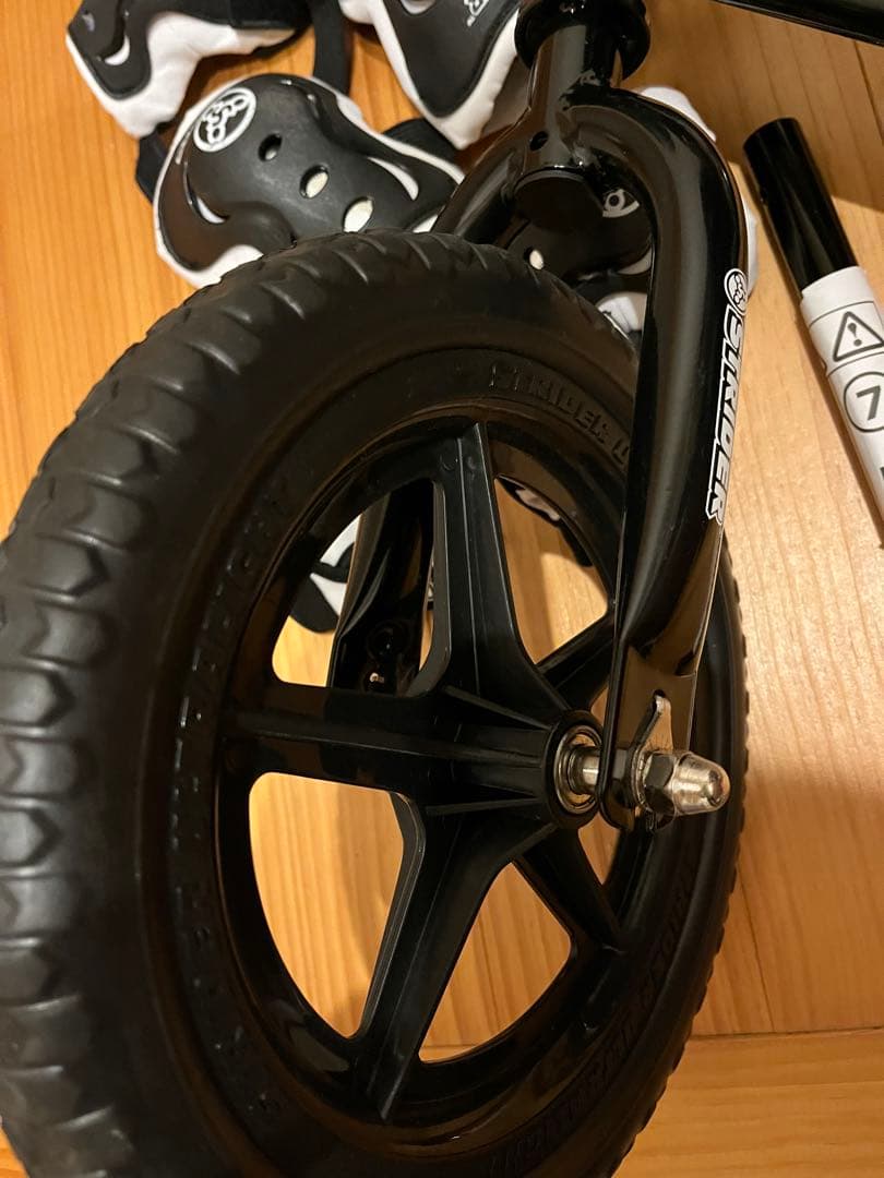 ストライダー スポーツブラック STRIDER ヘルメット　プロテクター