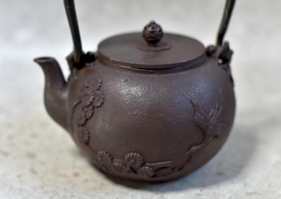 龍文堂造　小ぶりな松、鶴紋持ち手象嵌いり鉄瓶　囲炉裏