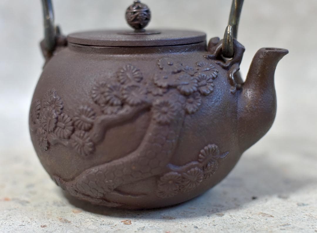龍文堂造　小ぶりな松、鶴紋持ち手象嵌いり鉄瓶　囲炉裏