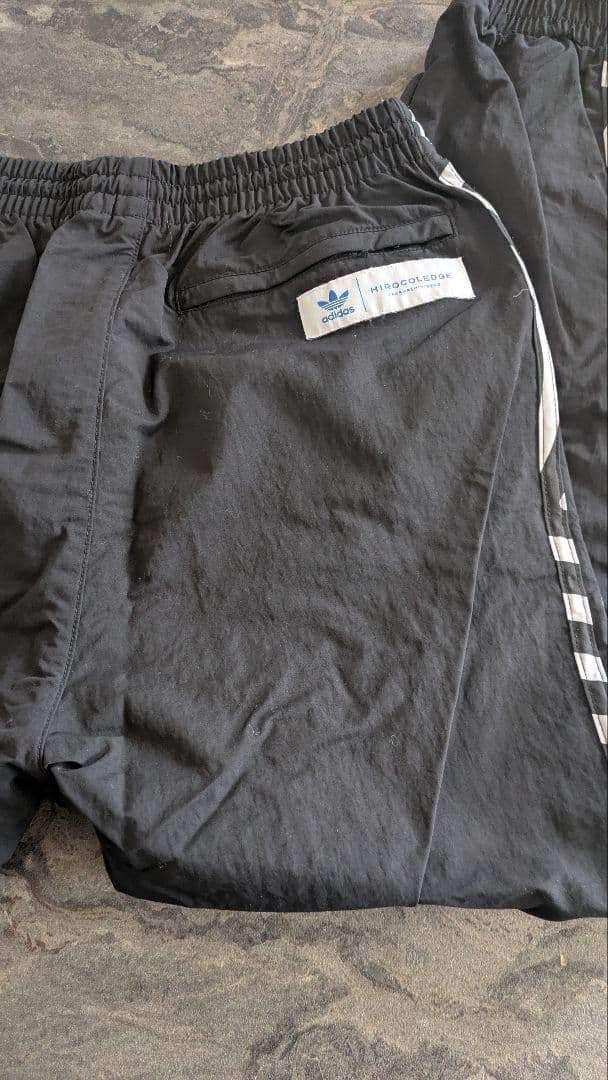 adidas 黒ジャージパンツ ストライプ