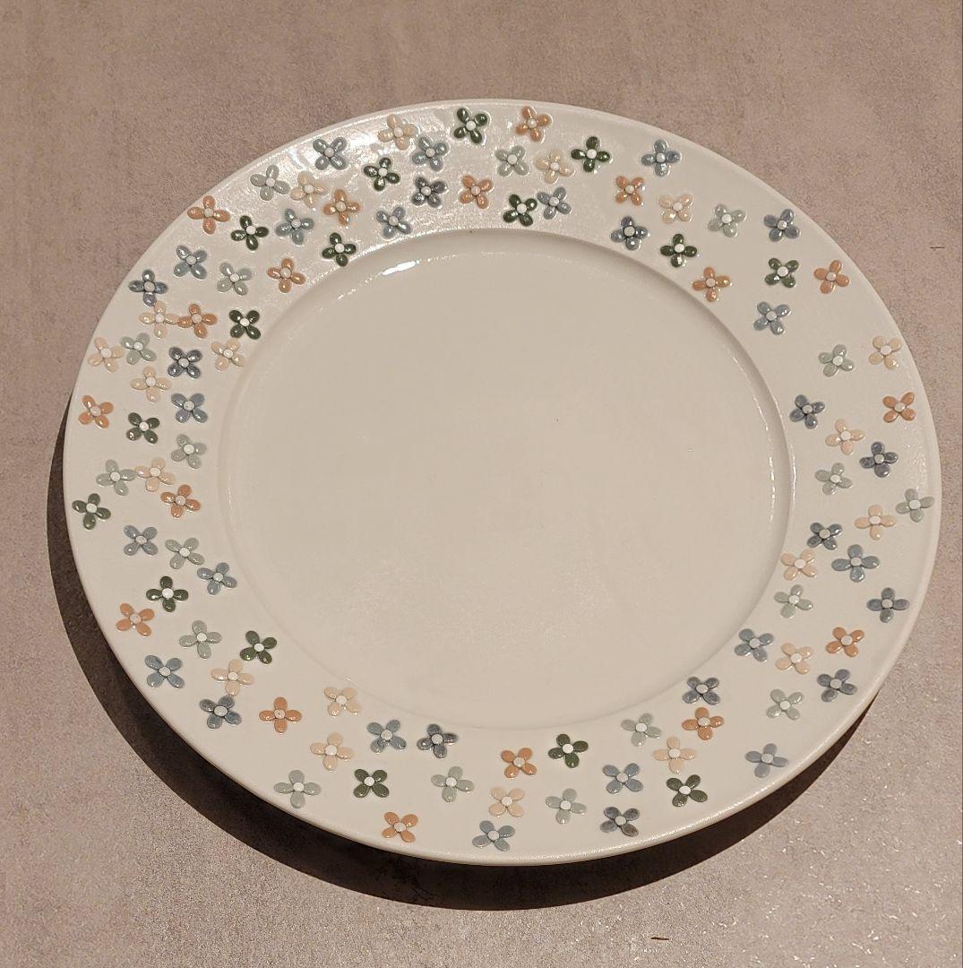 魚谷あきこ　花柄の円形陶器皿