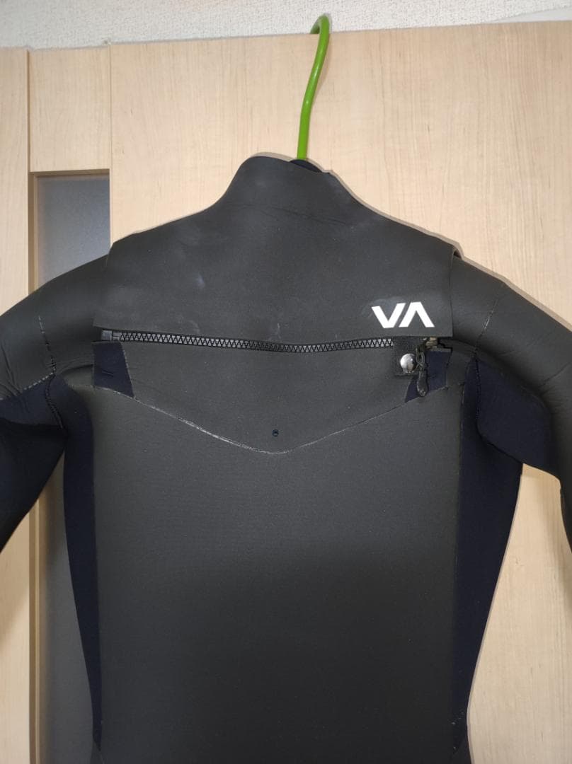 お値下げ!! RVCA セミドライ　チェストジップ　MLサイズ位です